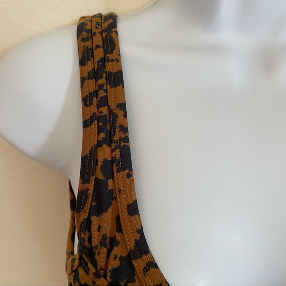 Varley Let's Move Kellam Bra
- Bronze Cheetah. SIZE. SMALL - Picture 7 of 16